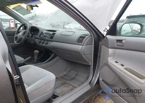 2004 Toyota Camry Le V6 z USA, uszkodzony, nr VIN 4T1BF30K34U588836